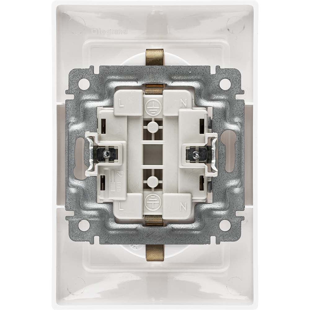 Розетка 2-м СП Valena 16А IP20 2х2P+E с заземл. немецк. стандарт на винтах в сборе бел. Leg 774400